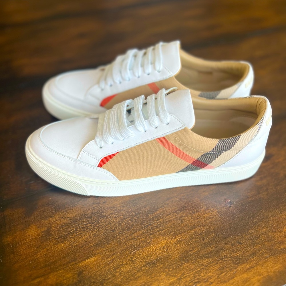 Women’s Burberry New Salmond Check Leather. Women’s Size 8
